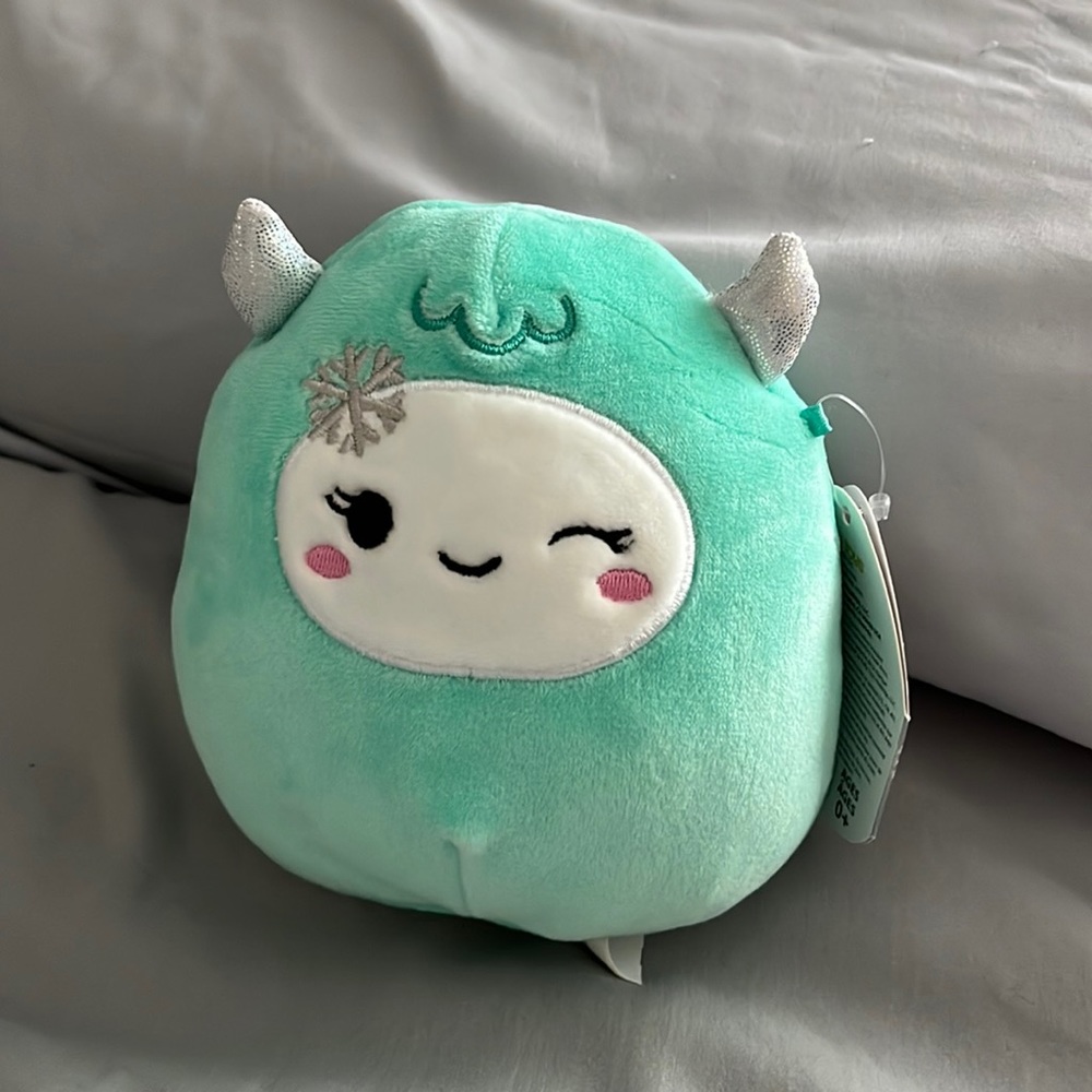 Yollie squishmallow NWT